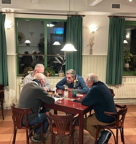(Hazerwoude). Foto van Mireille van Duuren.
Goed stil geconcentreed overlegen
